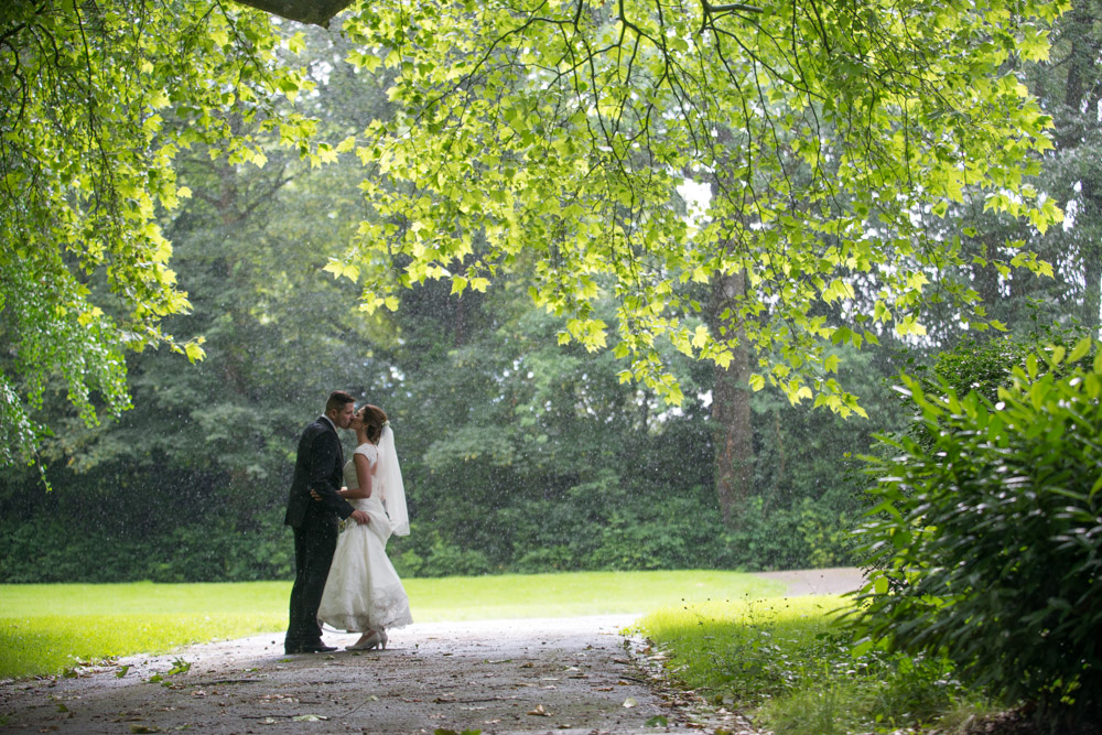 Brautpaar im Regen Stadtpark Aachen